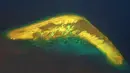 Pulau berbentuk bumerang ini berada di tengah Laut Cina Selatan. (Meteoprog)
