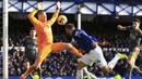 Kiper Leicester City, Kasper Schmeichel, menghadang sundulan pemain Everton, Cenk Tosun, pada laga Premier League di Stadion Goodison Park, Selasa (1/1). Leicester City menang 1-0 atas Everton. (AP/Peter Byrne)