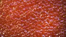 Telur ikan salmon atau kaviar merah dijual di sebuah pasar, Moskow, Rusia, 22 November 2021. Harga pasar untuk satu kilogram kaviar merah telah melampaui angka 5.000 rubel ($68/60 euro), harga tertinggi sejak pemantauan dimulai pada tahun 2000. (Alexander NEMENOV/AFP)