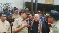 Jaya Suprana saat mendatangi lokasi eksekusi lahan di Kampung Pulo, Jakarta Timur. (Liputan6.com/Silvanus Alvin)