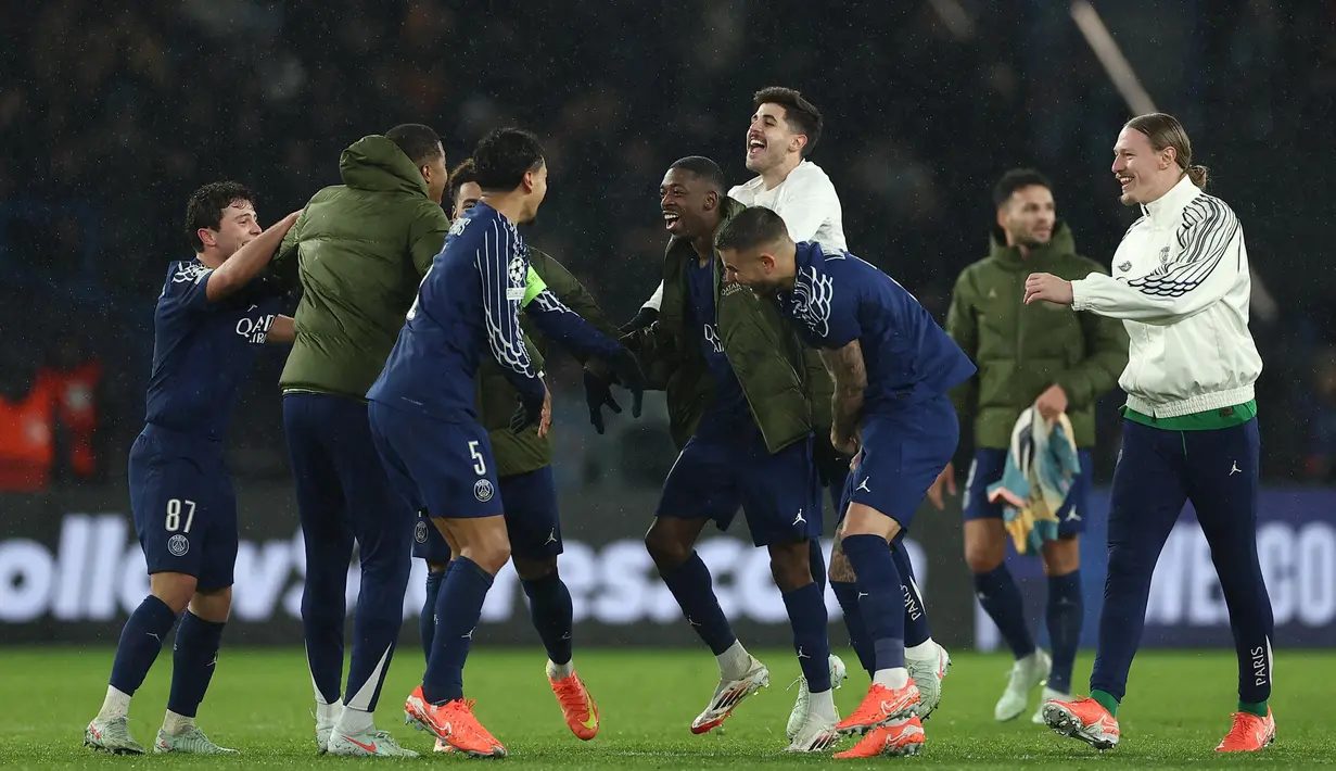 Menang atas Manchester City membuat Paris Saint-Germain naik ke peringkat 22 klasemen dengan poin 10 dari tujuh pertandingan. Sementara, Manchester City harus turun ke peringkat 25 dengan poin delapan. (Franck FIFE/AFP)