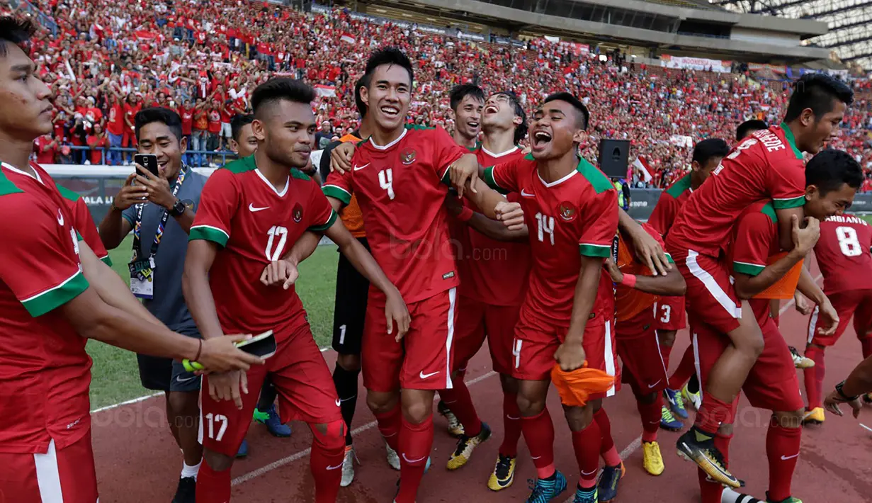 Para pemain timnas Indonesia merayakan kemenangan atas Kamboja di Stadion Shah Alam, Selangor, Kamis, (24/8/2017). Indonesia menang 2-0 atas Kamboja. (Bola.com/Vitalis Yogi Trisna)