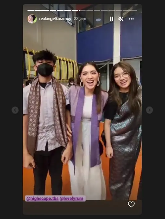 <p>Kini tinggi badan Lovely Maria sudah sama dengan Angel Karamoy. Tidak heran jika banyak orang bilang mereka seperti kakak adik. (Foto: Instagram.com/realangelkaramoy)</p>