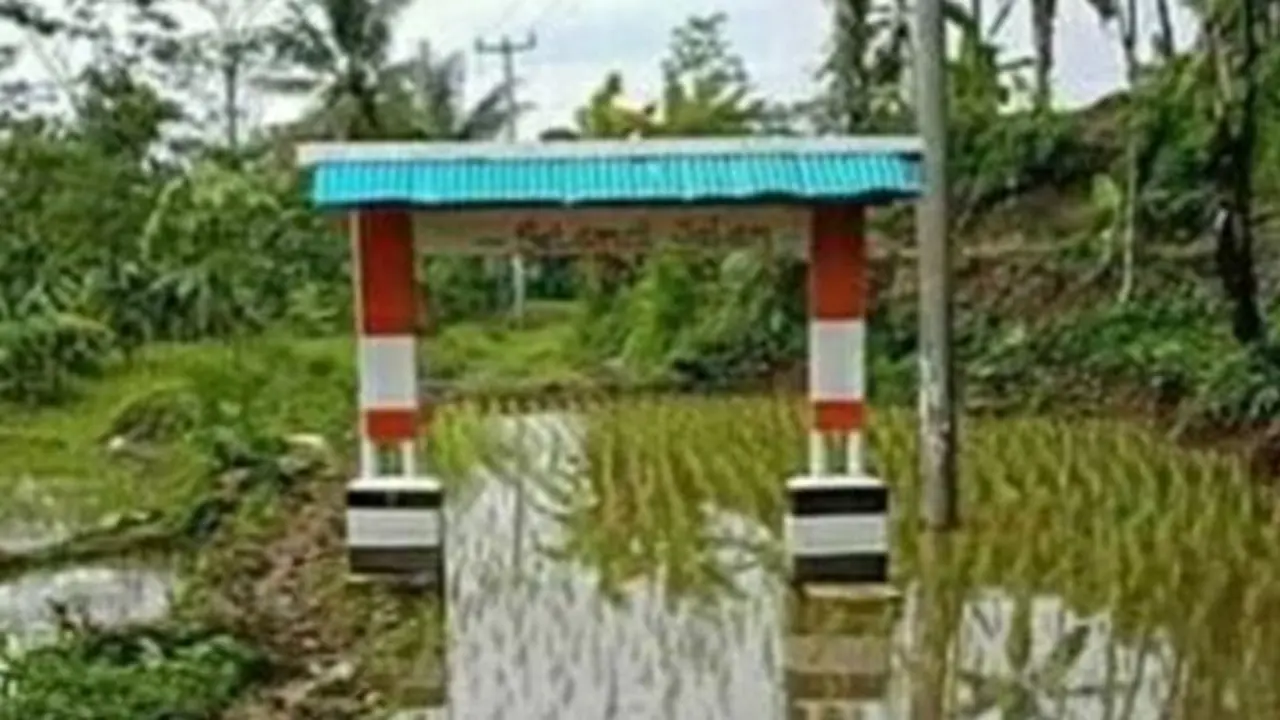 6 Potret Gapura Desa Ini Nyeleneh Banget, Bikin Susah Pengguna Jalan