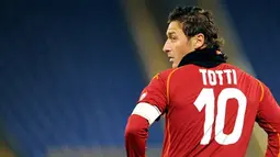 AS Roma's captain Francesco Totti during his team's Italian serie A match against Palermo on January 28, 2009 at Olympic stadium in Rome on January 28, 2009. AFP PHOTO/ALBERTO PIZZOLI