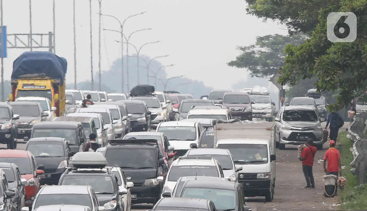 <p>Pedagang menawarkan daganganya ke para pemudik di Jalan tol Cikopo - Palimanan KM 73, Purwakarta, Jawa Barat, Sabtu (30/4/2022). Padatnya arus lalu lintas ruas tol trans jawa, membuat pedagang asongan turun ke jalan. (Liputan6.com/Herman Zakharia)</p>
