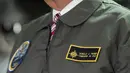 Presiden AS, Donald Trump mengenakan jaket panglima tertinggi Navy Seal saat mengunjungi kapal induk Gerald R. Ford di Newport News, Virginia (2/3). (AFP Photo / Saul Loeb)