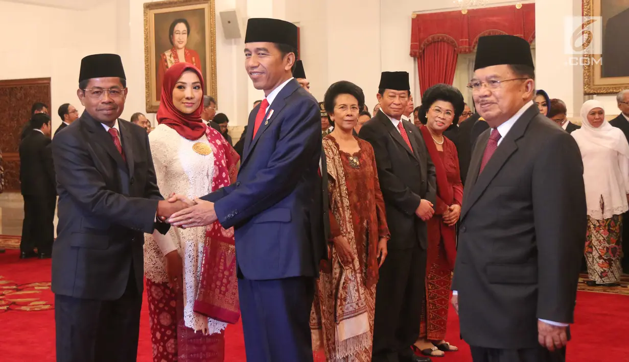 Presiden Joko Widodo (Jokowi) memberi ucapan selamat kepada Menteri Sosial Idrus Marham seusai acara pelantikan di Istana Negara, Jakarta, Rabu (17/1). Idrus diangkat sebagai Menteri Sosial menggantikan Khofifah Indar Parawansa. (Liputan6.com/Pool/Randi)