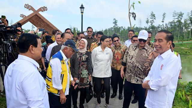 Presiden Joko Widodo atau Jokowi mengajak menteri kabinetnya keliling Istana Negara di Ibu Kota Nusantara (IKN), Kalimantan Timur, Senin (12/8/2024).