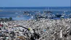 Tumpukan sampah terlihat di Tempat Pembuangan Akhir (TPA) Suwung berlatar belakang salah satu lokasi wisata di Denpasar, Bali, pada Jumat 17 April 2026. Mulai Jumat 17 April 2026, sampah organik kembali diizinkan masuk Tempat Pembuangan Akhir (TPA) Suwung, Denpasar, Bali, setelah sebelumnya dilarang. (SONNY TUMBELAKA/AFP)