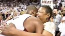 Miami Heat guard, Dwyane Wade (kiri) memeluk ibunya, Jolinda Wade usai menang atas Toronto Raptors 94-87 pada game ke-4 semifinal NBA Playoffs 2016 di American Airlines Arena, Miami, Florida (10/5/2016). (Mandatory Credit: Steve Mitchell-USA TODAY Sports)