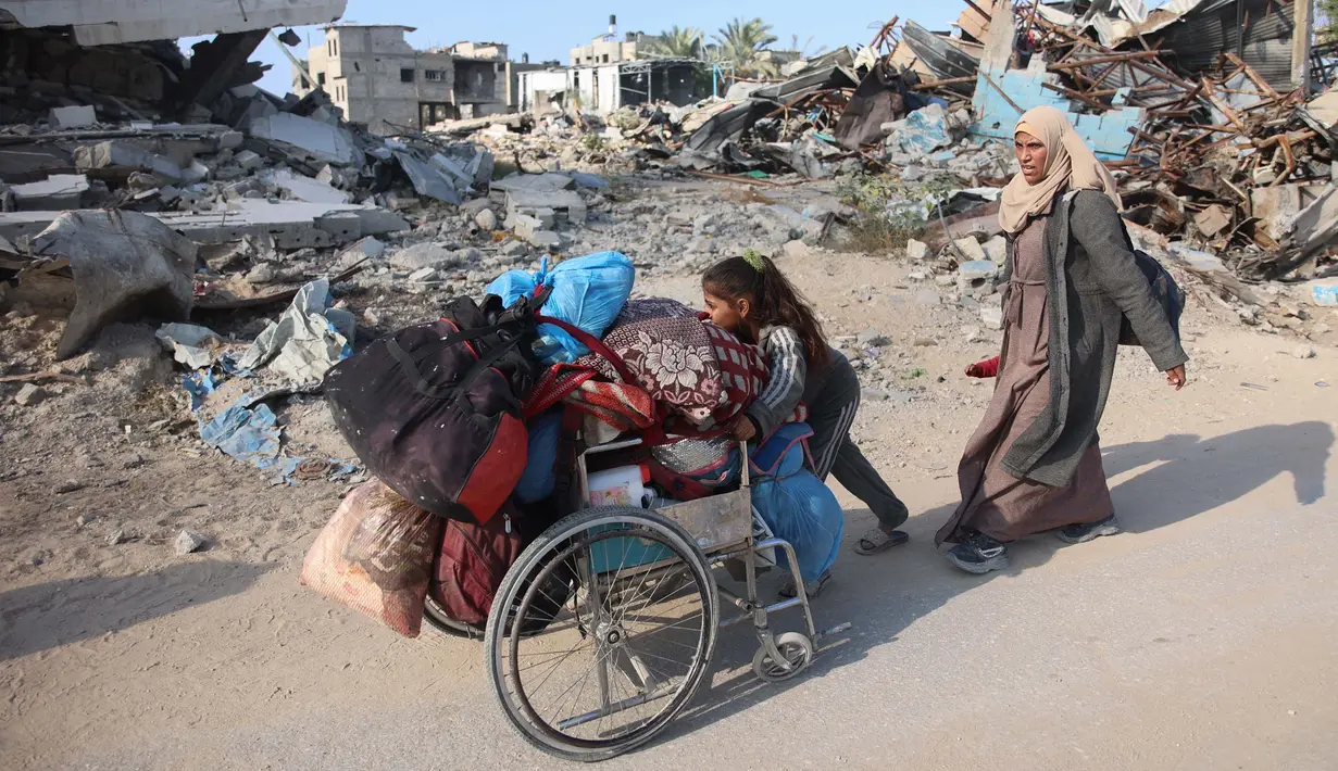 Badan pertahanan sipil Gaza mengumumkan pada 5 November 2024 bahwa setidaknya 13 orang, termasuk beberapa orang yang tinggal di tenda-tenda pengungsi Palestina, tewas dalam serangan udara Israel yang dilakukan pada malam hari. (Omar AL-QATTAA/AFP)