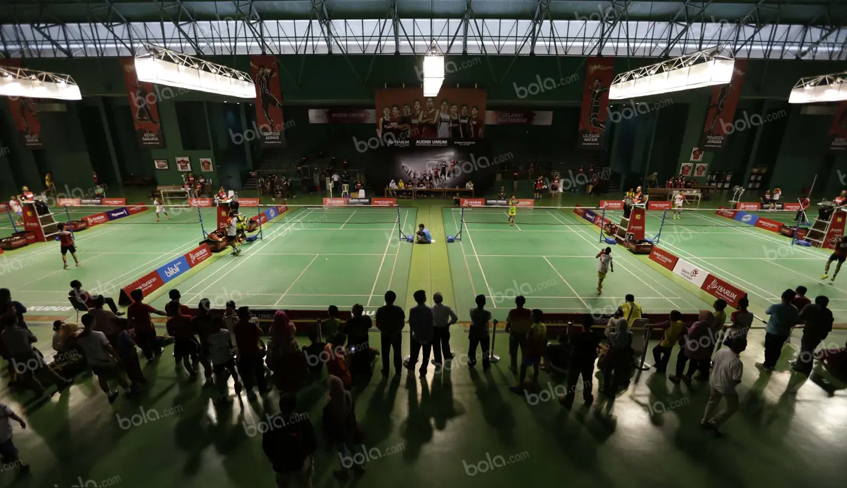 Orang tua dan pelatih pemain memadati GOR Djarum, Jati, Kudus, untuk mendukung putra-putrinya bertanding dalam final Audisi Umum Djarum Beasiswa Bulutangkis 2016, Sabtu (3/9/2016). (Bola.com/Arief Bagus)