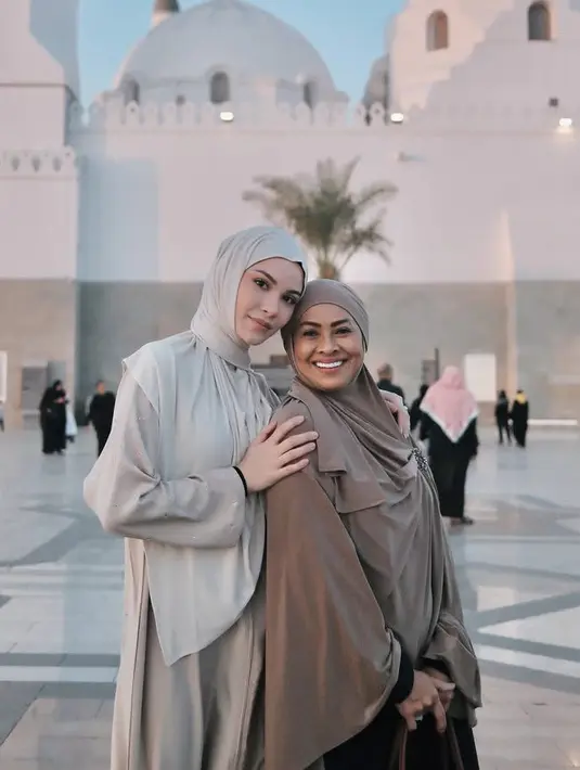 Ibu rasa bestie, kedua ibu dan anak ini tampak kompak mengenakan abaya warna erathome dipadukan khimar saat umrah.  [@alyssadaguise]