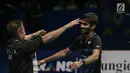 Tunggal Putra India Kidambi Srikanth menghampiri pelatinya usai memenangkan final BCA Indonesia Open 2017 melawan tunggal putra Jepang Kazumasa Sakai di Jakarta, Minggu (18/6). Kidambi Srikanth menang dengan skor 21-11, 21-19. (Liputan6.com/Faizal Fanani)