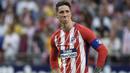 Striker Atletico Madrid, Fernando Torres, menatap fans usai melawan Eibar pada laga La Liga Spanyol di Stadion Wanda Metropolitano, Madrid, Minggu (20/3/2018). Laga ini merupakan yang terakhir bagi Torres bersama Atletico. (AFP/Gabriel Bouys)