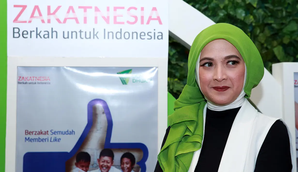 "Pengalaman spritual aku ya, mau zakat atau sedekah jangan takut miskin. Kalau sudah ada hak orang lain di dalam itu memang harus dikeluarkan," ucap Andhara Early, di Grand Indonesia, Thamrin, Jakarta Pusat, Sabtu (2/7/2016). (Deki Prayoga/Bintang.com)