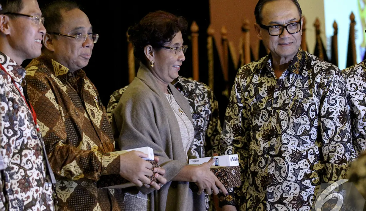 Kadin memberikan cinderamata kepada Menteri Kelautan dan Perikanan, Susi Pudjiastuti usai Rapimnas Kadin, Jakarta, Senin (8/12/2014). (Liputan6.com/Faizal Fanani)
