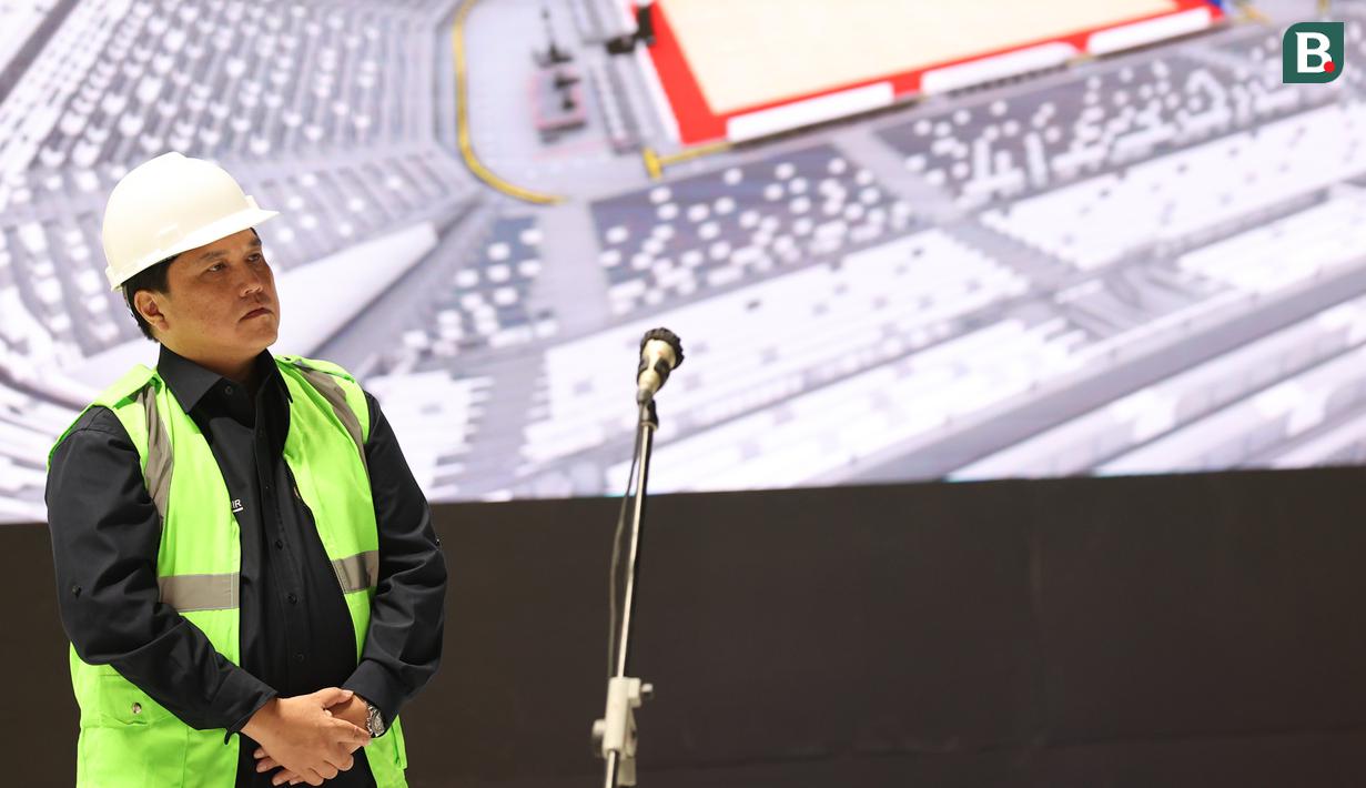 Menteri BUMN, Erick Thohir ketika hadir di Peresmian Topping Off Indoor Multifunction Stadium di Kompleks Gelora Bung Karno, Senayan, Jakarta, Jumat (13/1/2023) sore WIB. (Bola.com/Abdul Aziz)
