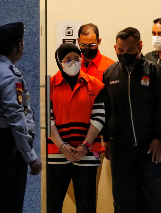 Kepala BPKAD Pemkab Kepulauan Meranti Fitria Nengsih juga ditetapkan sebagai tersangka usai penyidik meyakini telah terjadi kasus korupsi. (Liputan6.com/Angga Yuniar)