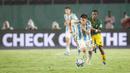 <p>Pemain Timnas Argentina U-17, Claudio Echeverri berhasil melewati seorang pemain Timnas Mali U-17 pada laga perebutan tempat ketiga Piala Dunia U-17 2023 di Stadion Manahan, Solo, Jumat (1/12/2023). (Bola.com/Bagaskara Lazuardi)</p>