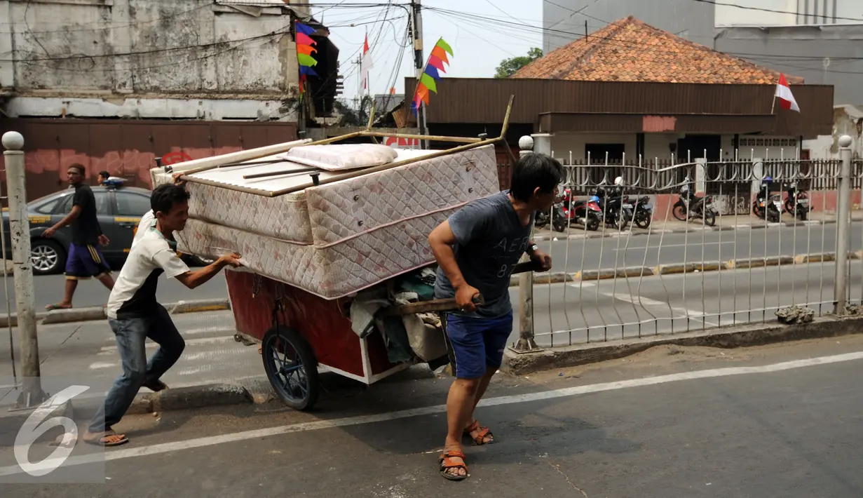 Warga Kampung Pulo Jakarta melakukan proses pemindahan barang mereka pasca penggusuran, Jumat (21/8/2015). Pemprov DKI Jakarta merelokasi pemukiman padat di bantaran Kali Ciliwung ke Rusunawa Jatinegara. (Liputan6.com/Helmi Fithriansyah)