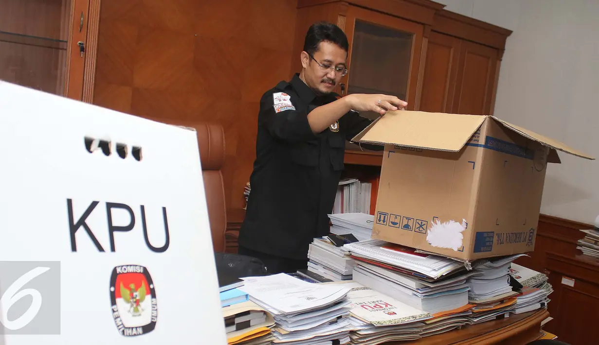 Komisioner KPU Ferry Kurnia Rizkiyansyah mengemasi barang-barang pribadi ke dalam kardus di ruang kerjanya di Kantor KPU, Jakarta, Senin (10/4). Hari ini merupakan hari terakhir Juri dan 4 komisioner KPU yang lain berkantor. (Liputan6.com/Angga Yuniar)