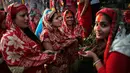 Sejumlah wanita Nepal mengikuti festival Chhath Puja di tepi Sungai Bagmati, Kathmandu, Nepal (26/10). Festival ini dilakukan untuk berterima kasih kepada Dewa Matahari. (AP Photo/Niranjan Shrestha)