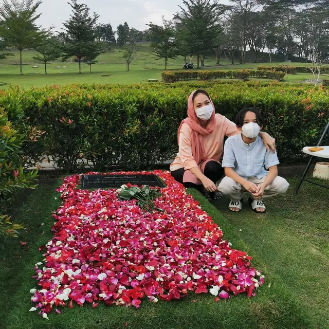 Jelang Ramadan, Ini 6 Momen BCL Ziarah ke Makam Suami Ditemani Noah dan Ibunda