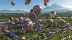 Pemandangan udara menunjukkan balon udara yang dihiasi motif tradisional sebelum diluncurkan selama festival tahunan yang diadakan untuk merayakan Hari Raya Idul Fitri, di desa Semayu, Wonosobo, Jawa Tengah pada Senin 23 Maret 2026. Festival balon udara tradisional kembali digelar di Desa Semayu, Wonosobo. (DEVI RAHMAN/AFP)