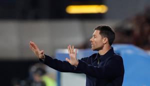 Pelatih kepala Real Madrid, Xabi Alonso, memberikan instruksi kepada para pemain di area teknis saat pertandingan Copa del Rey antara Talavera dan Real Madrid di Talavera de la Reina, Spanyol, Kamis, 18 Desember 2025. (AP Photo/M. Berengui)