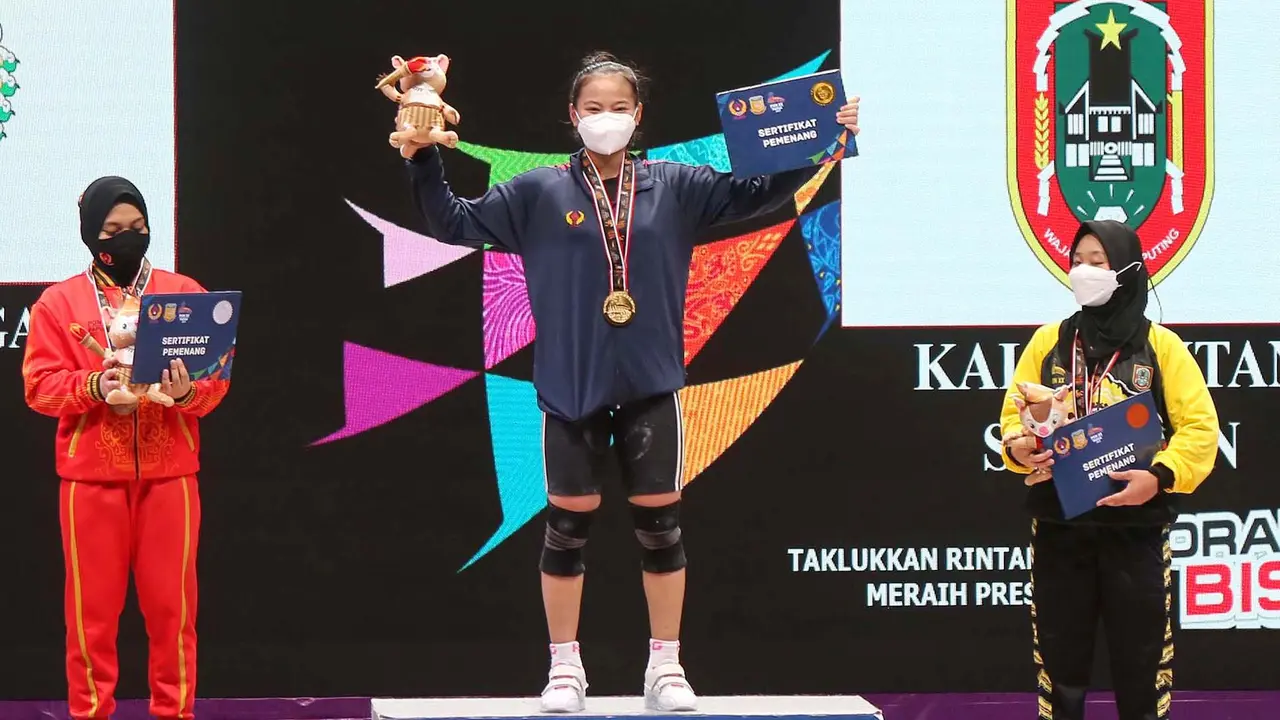 Foto: Windy Cantika Aisah Persembahkan Emas Angkat Besi Untuk Jawa Barat di PON Papua 2021