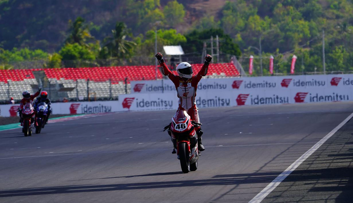 Hari ketiga atau terakhir rangkaian Idemitsu FIM Asia Road Racing Championship (ARRC) 2023 seri keempat di Sirkuit Mandalika, Lombok, Minggu (13/8/2023) yang melombakan race kedua menjadi milik Herjun Atna Firdaus. Pembalap dari Astra Jonda Racing team (AHRT) kembali menjadi juara di kelas AP250. Sementara di kelas SS600, pembalap asal Jepang dari Yamaha Gen Blu Racing Team menjadi yang terbaik. (Dok. AHRT)