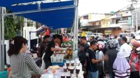 Foto : Salah satu lokasi penjualan takjil di Kota Kupang dipadati pembeli, namun untuk tahun ini, pembelian takjil melalui layanan online (Liputan6.com/Ola Keda)