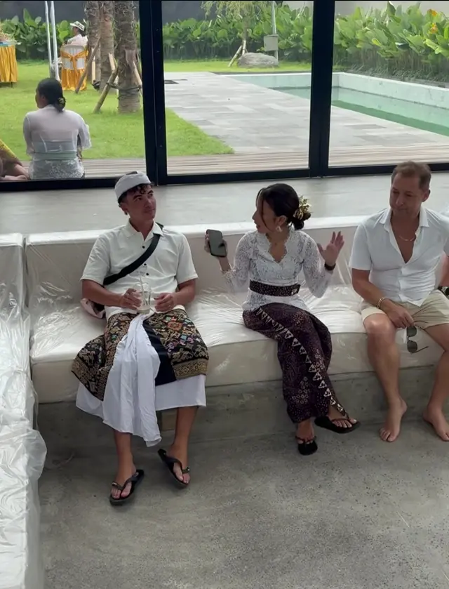 Pindah ke rumah baru Kamari, 8 potret Jennifer Coppen gelar ritual melaspas adat Bali