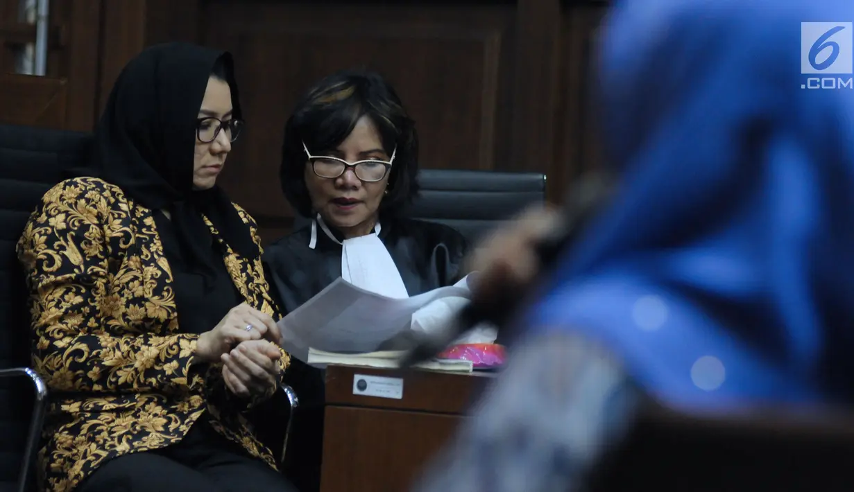Terdakwa gratifikasi dan suap pemberian izin lokasi perkebunan kelapa sawit, Rita Widyasari berbincang dengan penasehat hukumnya pada sidang lanjutan di Pengadilan Tipikor, Jakarta, Rabu (16/5). (Liputan6.com/Helmi Fithriansyah)