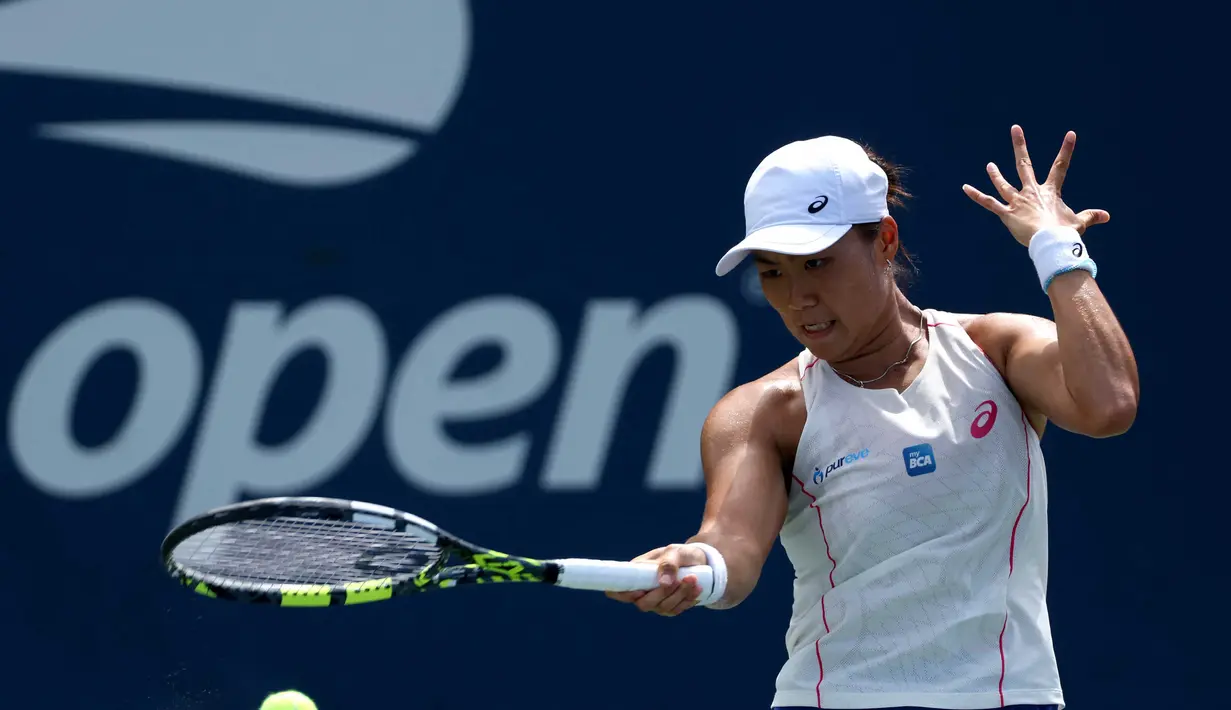 Di babak kedua, Janice Tjen bakal meladeni wakil Inggris Raya yang pernah meraih gelar juara US Open 2021, Emma Raducanu. (Matthew Stockman/Getty Images North America/Getty Images via AFP)