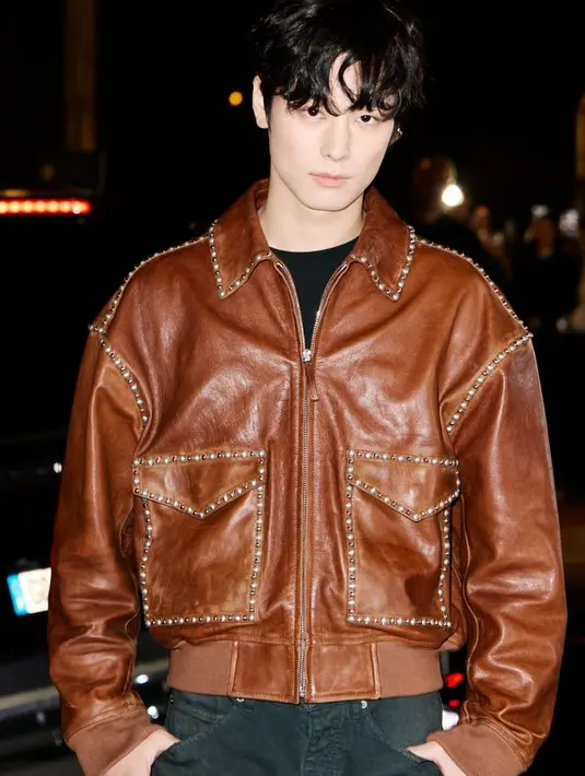 Juyeon mengusung layered leather look, memperlihatkan bagaimana Balenciaga mengangkat elemen utilitarian menjadi sesuatu yang lebih elevated.