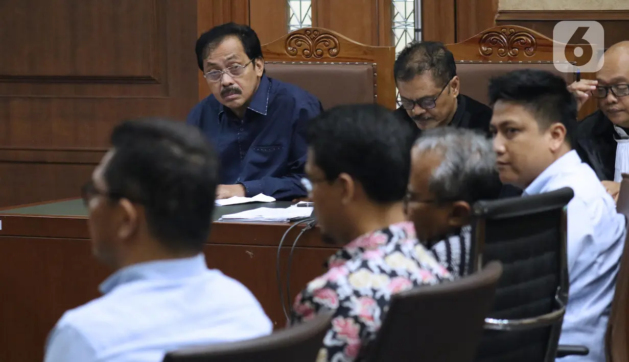 Terdakwa penerimaan gratifikasi dari berbagai pihak selama menjabat sebagai Gubernur Kepulauan Riau pada kurun waktu 2016-2019, Nurdin Basirun menyimak keterangan saksi-saksi saat menjalani sidang lanjutan Pengadilan Tipikor Jakarta, Kamis (19/12/2019). (Liputan6.com/Helmi Fithriansyah)