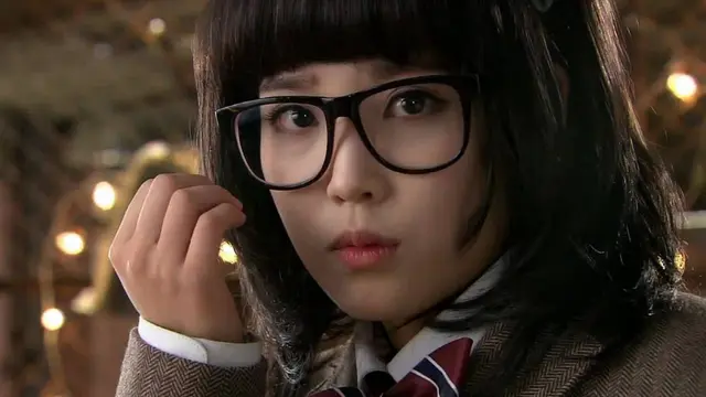 [Bintang] Dulu dan Kini: Lebih Tirus, IU Makin Kelihatan Imut di Usia yang Matang