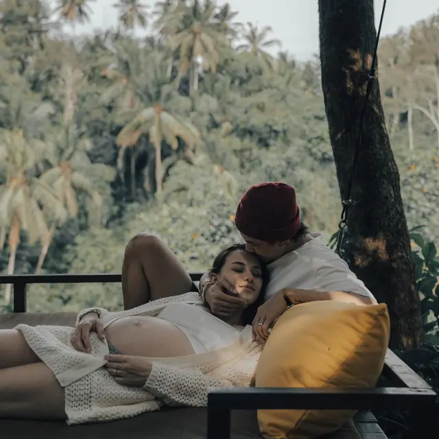 Jelang Melahirkan, Ini 6 Momen Liburan Dahlia Poland Bareng Suami dan Buah Hati