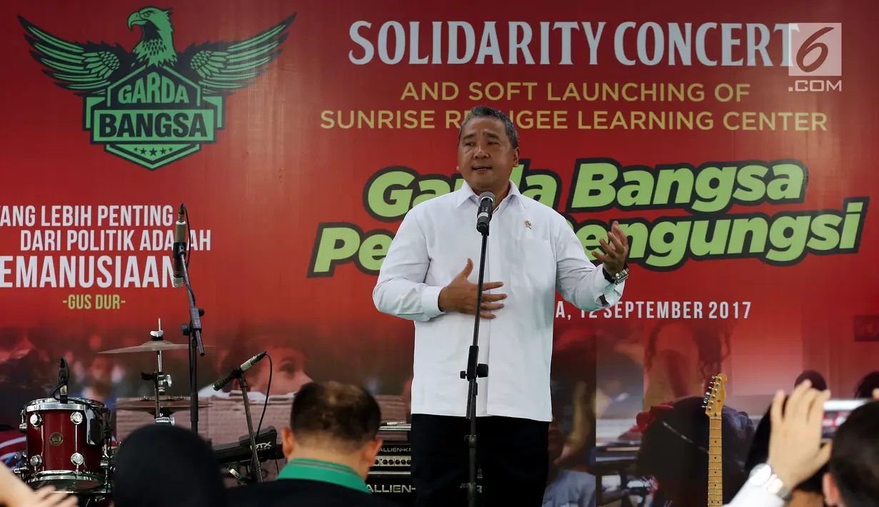Menteri Desa, Pembangunan Daerah Tertinggal dan Transmigrasi, Eko Putro Sandjojo memberikan sambutan saat menghadiri acara Penggalangan dana untuk Pengungsi Rohingnya, Jakarta, Selasa (12/9). (Liputan6.com/Johan Tallo)