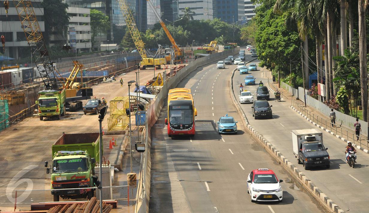 Suasana jalanan di Jakarta tampak sepi, Rabu (09/12). Saat Pilkada, jalan-jalan protokol Ibu Kota yang biasanya selalu padat kendaraan kini lenggang dan bebas dari kemacetan. (Liputan6.com/Gempur M Surya)