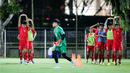 Pemain Vietnam saat memimpin sesi latihan jelang laga melawan Timnas Indonesia di Lapangan A Senayan, Jakarta, Rabu (20/3/2024). Timnas Vietnam akan menjalani laga krusial melawan timnas Indonesia pada lanjutan Grup F Kualifikasi Piala Dunia 2026 zona Asia. (Bola.com/Bagaskara Lazuardi)