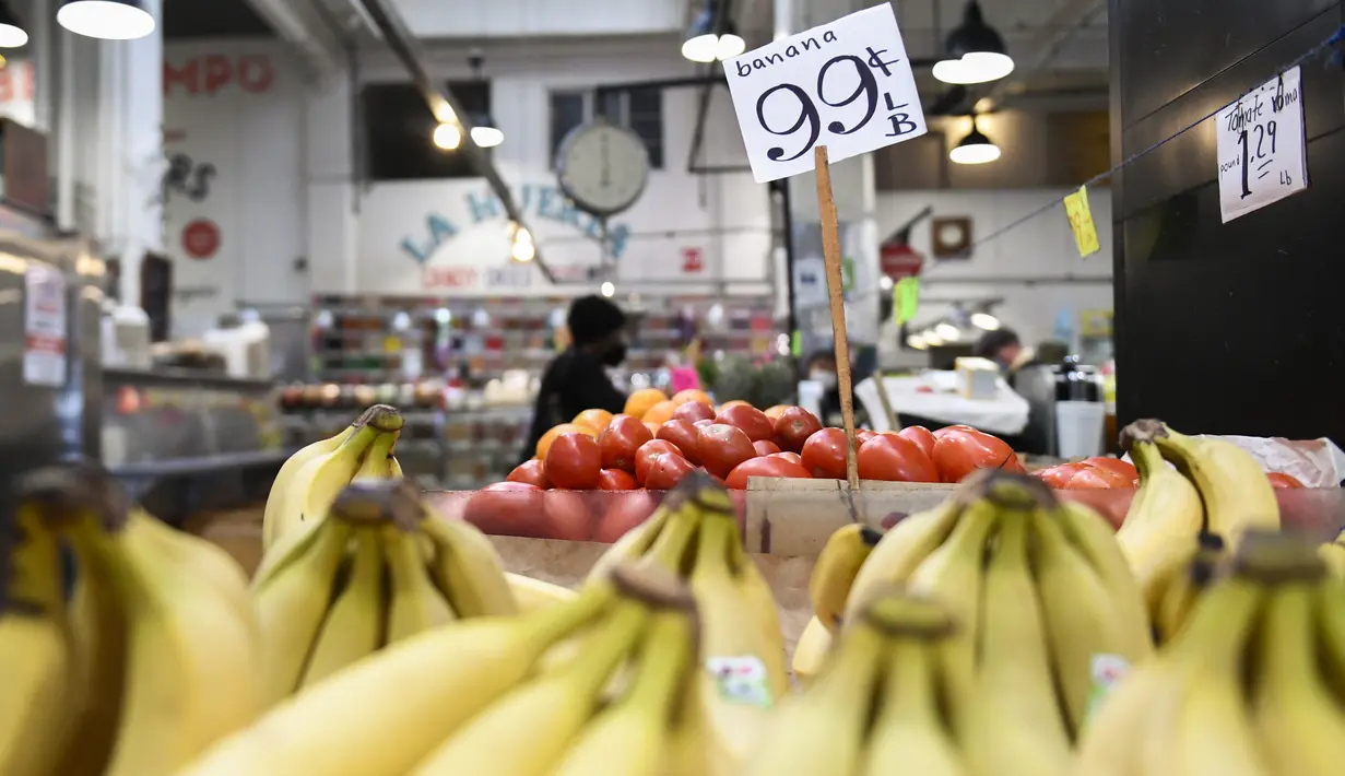 Pisang dijual di sebuah kios di dalam Grand Central Market di pusat kota Los Angeles, California, Amerika Serikat (AS), Jumat (11/3/2022). Ekonomi terbesar dunia itu terus dihantam oleh gelombang inflasi, yang diperkirakan akan memburuk akibat serangan Rusia ke Ukraina. (Patrick T. FALLON/AFP)