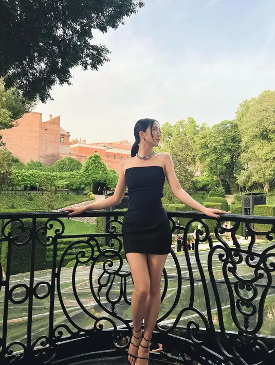 Lihat penampilan Jisoo BLACKPINK saat ia menghadiri acara Cartier di Spanyol. Mengenakan little black dress yang simpel, penampilan Jisoo tetap menawan dengan paduan perhiasan mewah, berupa kalung dan anting-anting. Rambutnya pun ditata low-bun untuk mendapatkan hasil sleek-look yang serasi. [Foto: Instagram/sooyaaa__]