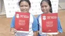 Anak-anak menunjukan sertifikat usai mendapatkan pelatihan sepak bola dari Liverpool di Lapangan Sepak Bola Pertamina, Jakarta, Jumat (9/3/2018). Kegiatan ini dalam rangka LFC World Jakarta. (Bola.com/Vitalis Yogi Trisna)