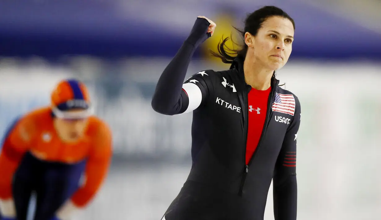 Atlet asal Amerika Serikat, Brittany Bowe, melakukan selebrasi usai mengakahkan wakil Belanda Jutta Leerdam pada nomor 1000 m putri di Kejuaraan Dunia Speed Skating di Thialf ice arena, Heerenveen, Belanda, Minggu (24/1/2021). (AP/Peter Dejong)