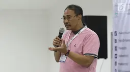 Ketua Umum Asosiasi IoT Indonesia Teguh Prasetya memberikan sambutan dalam Indonesia Long Range Conference (IDLoRaCon) 2019 di Function Hall Studio 6 Emtek City, Jakarta, Rabu (14/8/2019). Perkembangan IoT di Indonesia juga menjadi pembicaraan dalam acara ini. (Liputan6.com/Herman Zakharia)