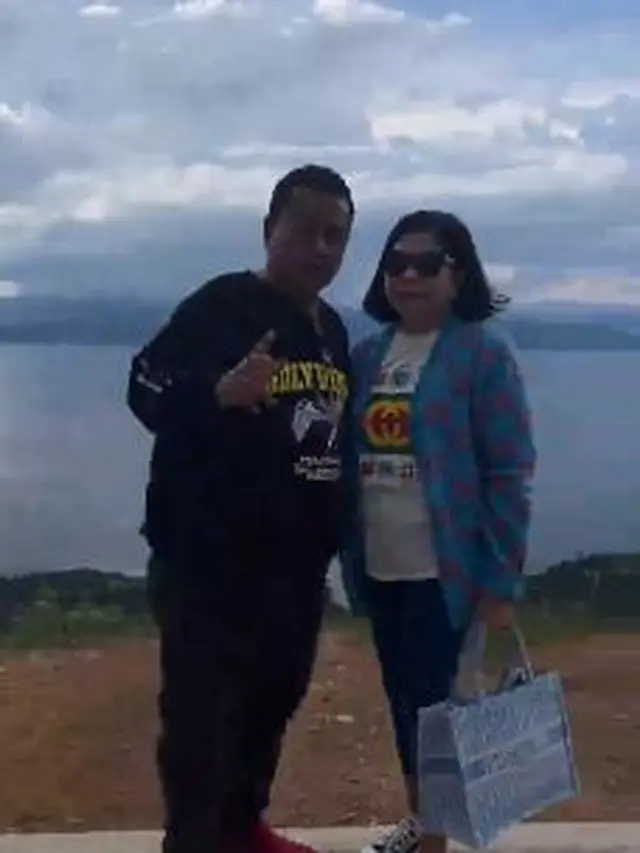 6 Potret Hotman Paris Liburan Bareng Istri, Mesra di Pinggir Danau Toba